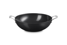 Carica l'immagine nel visualizzatore di Gallery, Wok 2 manici in ceramica diam.32 Le Creuset