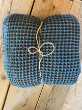 Carica l'immagine nel visualizzatore di Gallery, Copriletto matrimoniale in cotone Waffle