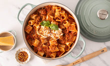 Carica l'immagine nel visualizzatore di Gallery, Cocotte rotonda in ghisa diam.26 Le Creuset