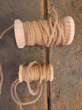 Carica l'immagine nel visualizzatore di Gallery, Ghirlanda luci di filo in juta su bobina in legno