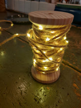 Carica l&#39;immagine nel visualizzatore di Gallery, Ghirlanda luci di filo in juta su bobina in legno
