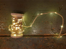 Carica l&#39;immagine nel visualizzatore di Gallery, Ghirlanda luci di filo in juta su bobina in legno
