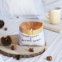 Carica l'immagine nel visualizzatore di Gallery, FIAMME ROVENTI E DESIDERI VOLANTI candela profumata