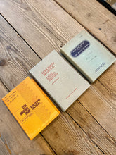 Carica l'immagine nel visualizzatore di Gallery, Libro cavo