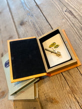 Carica l'immagine nel visualizzatore di Gallery, Libro cavo