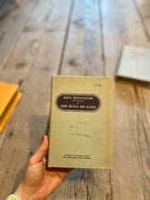 Carica l'immagine nel visualizzatore di Gallery, Libro cavo