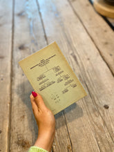 Carica l'immagine nel visualizzatore di Gallery, Libro cavo