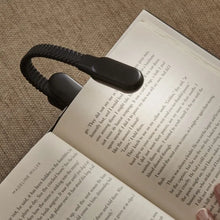 Carica l'immagine nel visualizzatore di Gallery, Luce da lettura ricaricabile