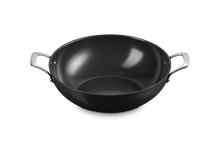 Carica l'immagine nel visualizzatore di Gallery, Wok 2 manici in ceramica diam.32 Le Creuset
