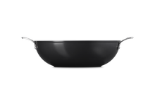 Carica l'immagine nel visualizzatore di Gallery, Wok 2 manici in ceramica diam.32 Le Creuset
