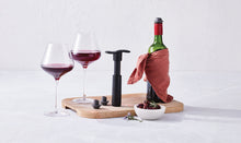 Carica l'immagine nel visualizzatore di Gallery, Pompetta per vino Le Creuset
