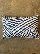 Carica l'immagine nel visualizzatore di Gallery, Cuscino a righe outdoor

