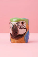 Carica l'immagine nel visualizzatore di Gallery, Macaw vasetto in ceramica dipinto a mano

