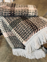Carica l&#39;immagine nel visualizzatore di Gallery, Plaid mélange in lana frangiato
