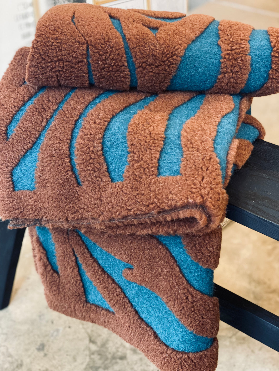Plaid in lana cotta color petrolio decorato ruggine
