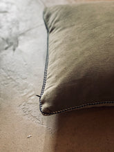 Carica l&#39;immagine nel visualizzatore di Gallery, Cuscino in velluto kaki rettangolare
