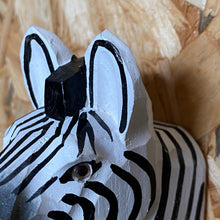 Carica l&#39;immagine nel visualizzatore di Gallery, Appendino intagliato Zebra
