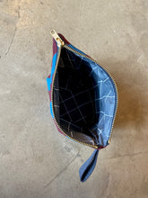 Carica l&#39;immagine nel visualizzatore di Gallery, Toilette bag a righe
