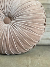 Carica l&#39;immagine nel visualizzatore di Gallery, Cuscino velluto rotondo beige
