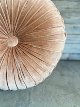 Carica l&#39;immagine nel visualizzatore di Gallery, Cuscino velluto rotondo rosa
