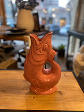 Carica l&#39;immagine nel visualizzatore di Gallery, Caraffa pesce glu glu rosa
