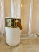 Carica l&#39;immagine nel visualizzatore di Gallery, Cassa Bluetooth con lampada Led beige
