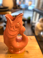 Carica l&#39;immagine nel visualizzatore di Gallery, Caraffa pesce glu glu rosa
