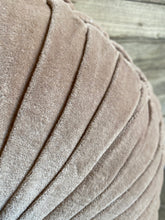 Carica l&#39;immagine nel visualizzatore di Gallery, Cuscino velluto rotondo beige
