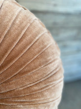 Carica l&#39;immagine nel visualizzatore di Gallery, Cuscino velluto rotondo rosa
